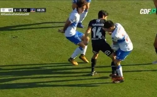 Primera mano en medio del forcejeo con Matías Fernández. | Foto: Captura.