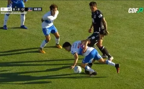 La pelota rebota y le pega directamente a Catuto. |Foto: Captura.