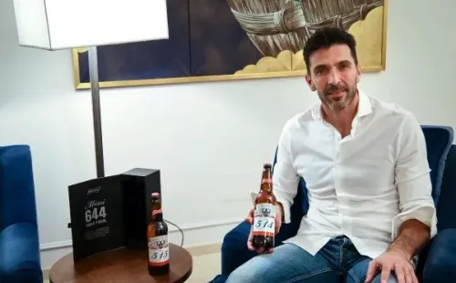Gianluigi Buffon con sus dos botellas de Budweiser