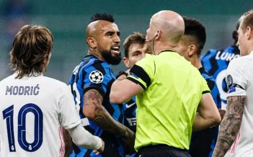 Los reclamos de Arturo Vidal al árbitro en el partido ante Real Madrid por Champions League.