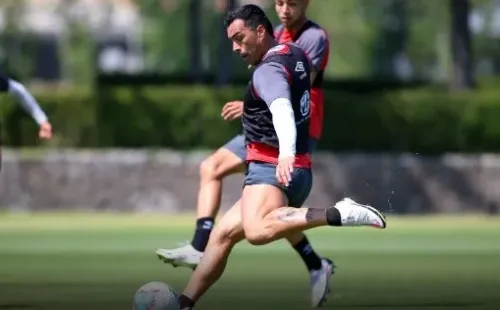 Esteban Paredes entrenando con normalidad