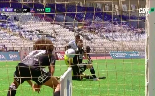 Maximiliano Falcón salva a Colo Colo