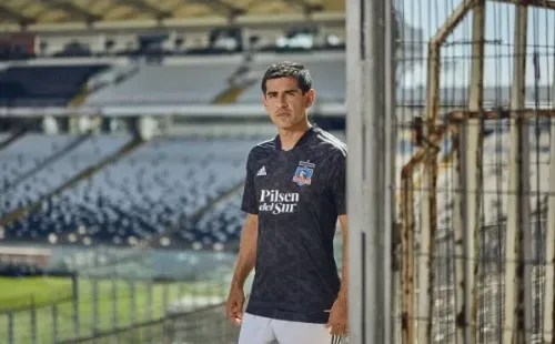 Julio Barroso con la camiseta visitante del Cacique. | Foto: Colo Colo