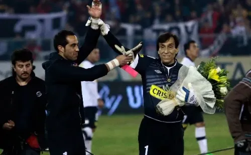 Roberto Rojas junto a Claudio Bravo en el Monumental