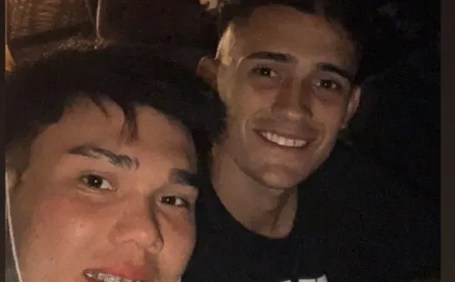 Solari junto al joven delantero Fabián Alvarado en la Casa Alba.