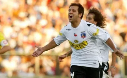 Biscaysacú festejando con la camiseta de Colo Colo | Foto: archivo