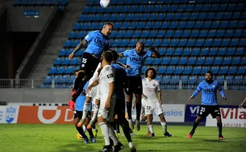 El partido entre Colo Colo y Deportes Iquique se jugó a dientes apretados / FOTO: Agencia Uno