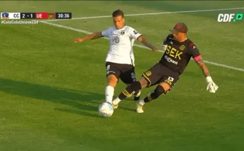 La infracción de Sánchez sobre Costa que no fue revisada.         Clara patada de Sánchez a Costa.