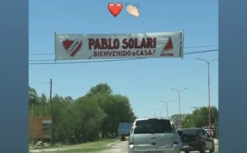 Pablo Solari y su cartel en las calles de Arizona