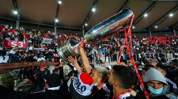 Los albos levantaron en el Fiscal de Talca su 13° Copa Chile de la historia. | Foto: Guillermo Salazar.