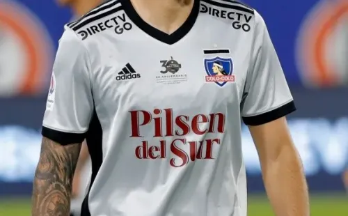 La camiseta conmemorativa por los 30 años de la Copa Libertadores 1991 usada ante La Serena por el torneo. | Foto: Agencia UNO.