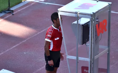 Revisión en el VAR de la mano de Juan Manuel Insaurralde | Foto: Agencia Uno