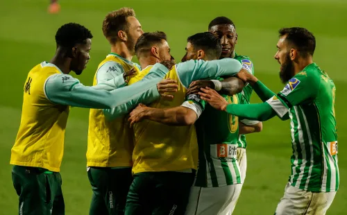 El conjunto verdiblanco celebrando la anotación de Fekir