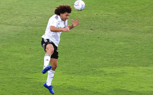 Peluca puede ser uno de los apodos estampados en la camiseta.