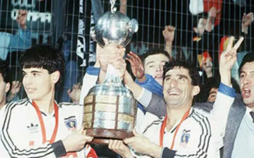 Miguel Ramírez levantando la Copa Libertadores 1991. | Foto: Archivo