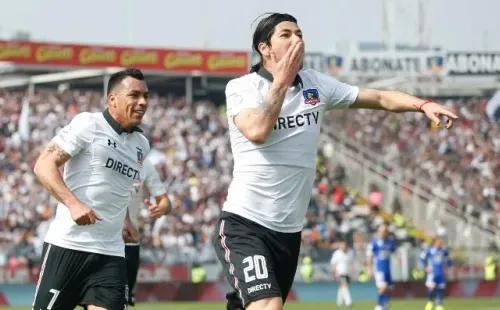 Pajarito festejando con la camiseta de Colo Colo | Foto: archivo
