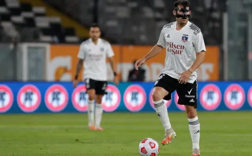 César Fuentes tuvo que jugar de central tras la expulsión de Matías Zaldivia / FOTO: Agencia Uno