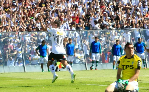 La celebración de Felipe Flores tras anotar el 1-0 ante Wanderers. | Foto: Agencia UNO.