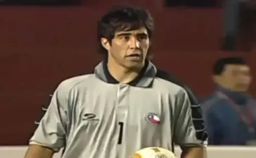 Claudio Bravo debutó con la camiseta de la selección chilena en la Copa América 2004. | Foto: Captura.