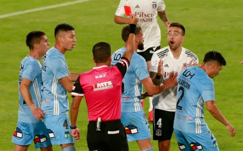 El juez Rodrigo Carvajal no dudo en mostrarle la roja a Zaldivia. | Foto: Agencia UNO.