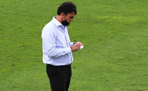 Gustavo Quinteros espera el cierre del libro de pases | Foto: archivo