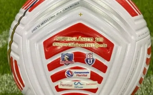 El balón que dará vida al nuevo duelo entre albos y azules. | Foto: TNT Sports.