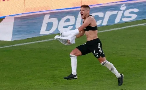 Leonardo Gil celebrando con todo su golazo / FOTO: Agencia Uno
