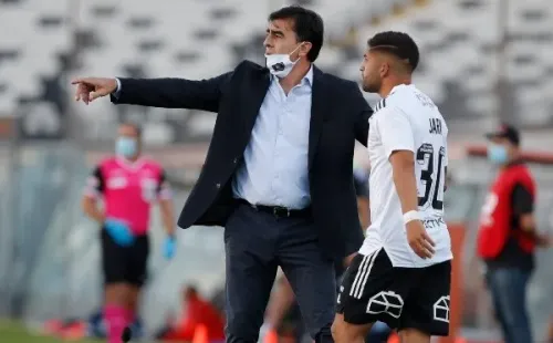 Gustavo Quinteros se entusiasma con este nuevo Colo Colo / FOTO: Agencia Uno