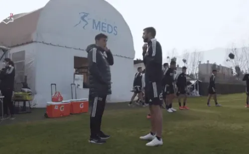Emiliano Amor en su primera charla con Gustavo Quinteros / FOTO: Colo Colo TV