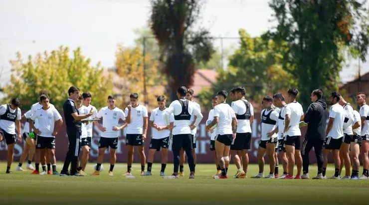 Gustavo Quinteros tiene la dura tarea de mantener a “todos felices” en su numeroso plantel. | Foto: Colo Colo.