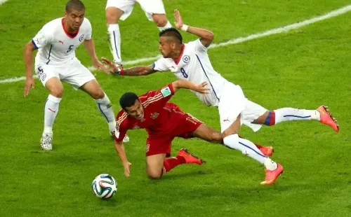 Arturo Vidal enfrentando a Xavi en el Mundial de Brasil 2014 / FOTO: Getty Images