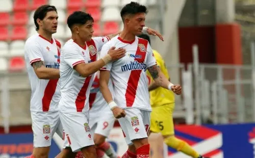 Torteros y Acereros empataron 2 a 2 en el Estadio La Granja de Curicó | Foto: Agencia UNO.