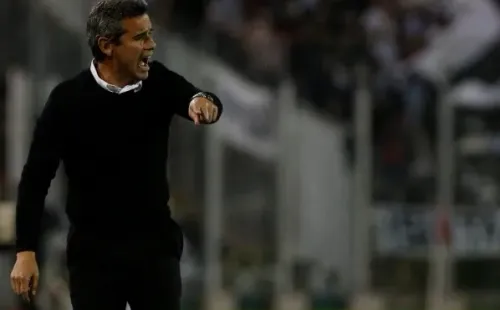 Miguel Ramírez dirigiendo en el Monumental con San Luis. | Foto: Agencia UNO.