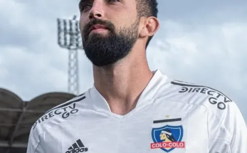 Emiliano Amor con la camiseta de Colo Colo | Foto: Colo Colo Oficial.
