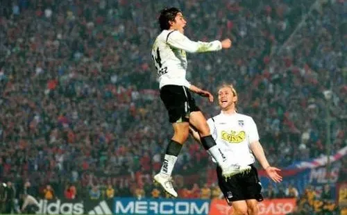 Se jugaba el minuto 90’ en la final de ida del apertura 2006 ante Universidad de Chile, y Matías nos deleitó con un golazo de tiro libre que nos dio la victoria en el último suspiro. Fuente: Archivo.