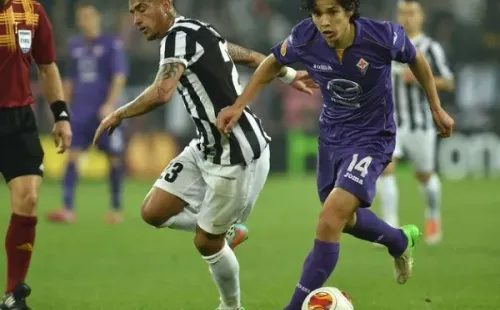 Tras su paso por Portugal, Fernández llegó a la Fiorentina y se enfrentó a su querido amigo Arturo Vidal que jugaba en la Juventus. Fuente: Archivo.