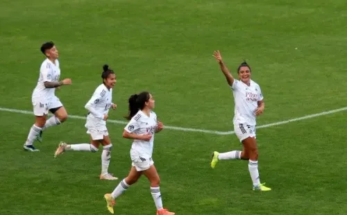 La goleadora celebrando uno de sus dos tantos convertidos ante Fernández Vial. | Fuente: Agencia UNO.
