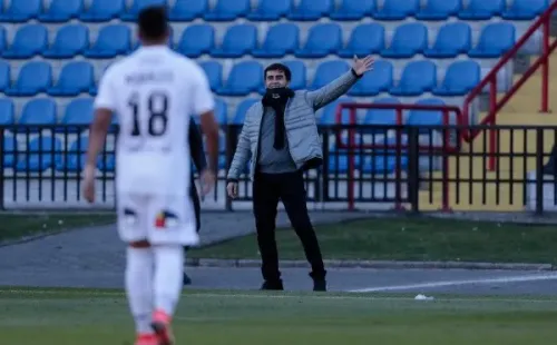 Gustavo Quinteros reparte instrucciones en el terreno de juego / FOTO: Agencia Uno