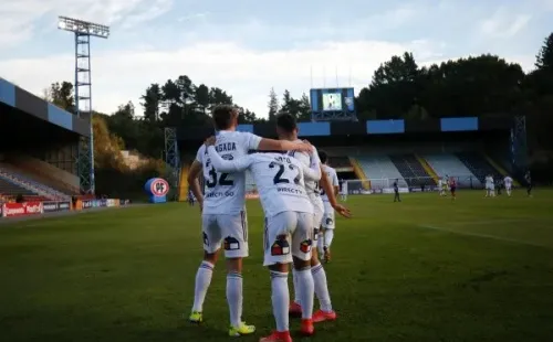 Tres juveniles festejando el tanto de la tranquilidad. Fuente: Agencia UNO