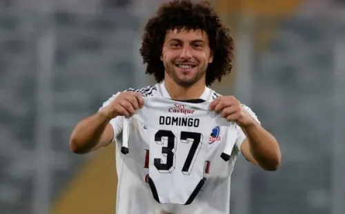 Maximiliano Falcón vive un momento dulce en su vida con el nacimiento de su hijo y el cariño de los hinchas de Colo Colo / FOTO: Agencia Uno