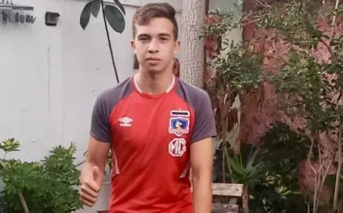 Damián Hormazábal es un volante de contención de la categoría 2005 que se las ingenia para mantenerse en forma. Sus condiciones le permitieron ser seleccionado para un torneo internacional de fútbol calle.