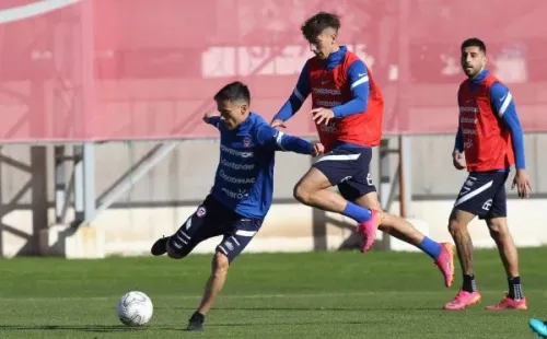 Luciano Arriagada enfrentando a Charles Aránguiz en la práctica / FOTO: Comunicaciones ANFP