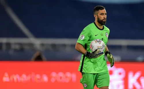Claudio Bravo pone el pecho a las balas