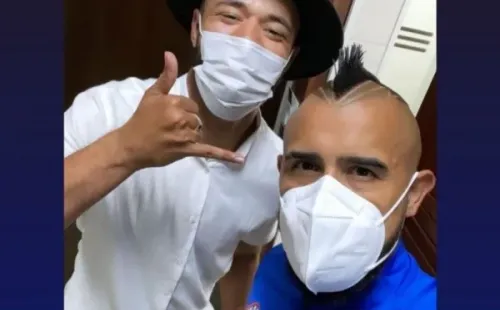 Arturo Vidal y el barbero