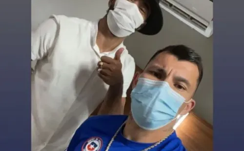 El barbero brasileño junto a los seleccionados