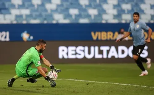 Claudio Bravo es una garantía en el arco de la Roja / FOTO: Agencia Uno