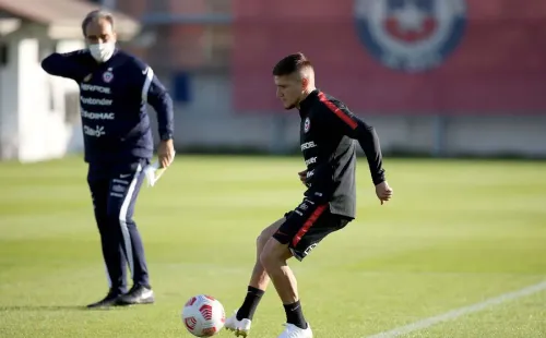 Leonardo Gil trabajando ante la mirada de Martín Lasarte / FOTO: Comunicaciones ANFP