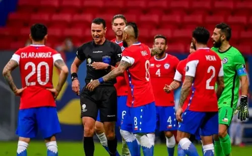Los jugadores de la Roja se lanzaron contra Wilmar Roldán tras un penal no cobrado / FOTO: Agencia Uno
