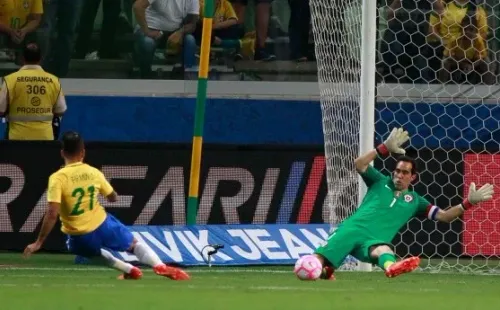 Claudio Bravo lo pasó mal en su último enfrentamiento con Brasil / FOTO: Agencia Uno