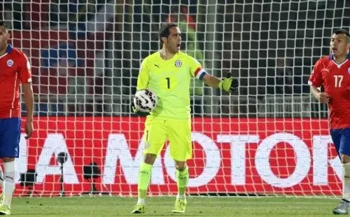 Claudio Bravo y Mauricio Isla en la Roja